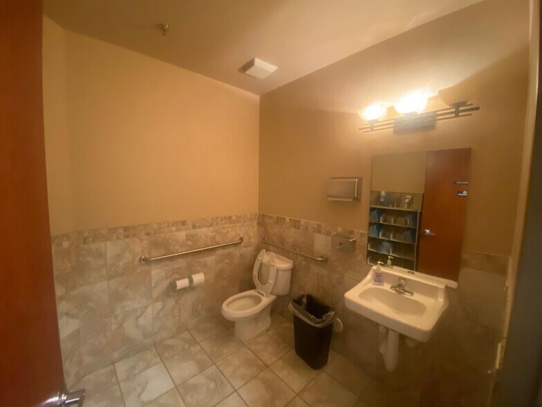 More Photos Of 6677 W Thunderbird Rd, Glendale Medical For Lease