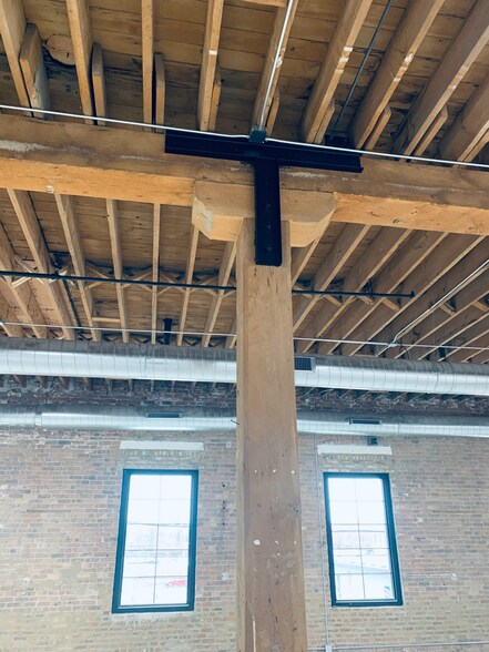 More Photos Of 2145 W Grand Ave, Chicago Showroom For Lease