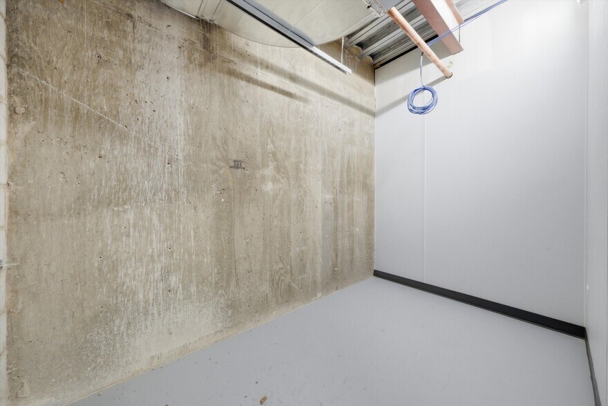 More Photos Of 2201 W Howard St, Chicago Restaurant For Lease