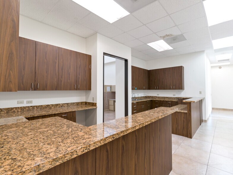 More Photos Of 714 S Peek Rd, Katy Medical For Lease