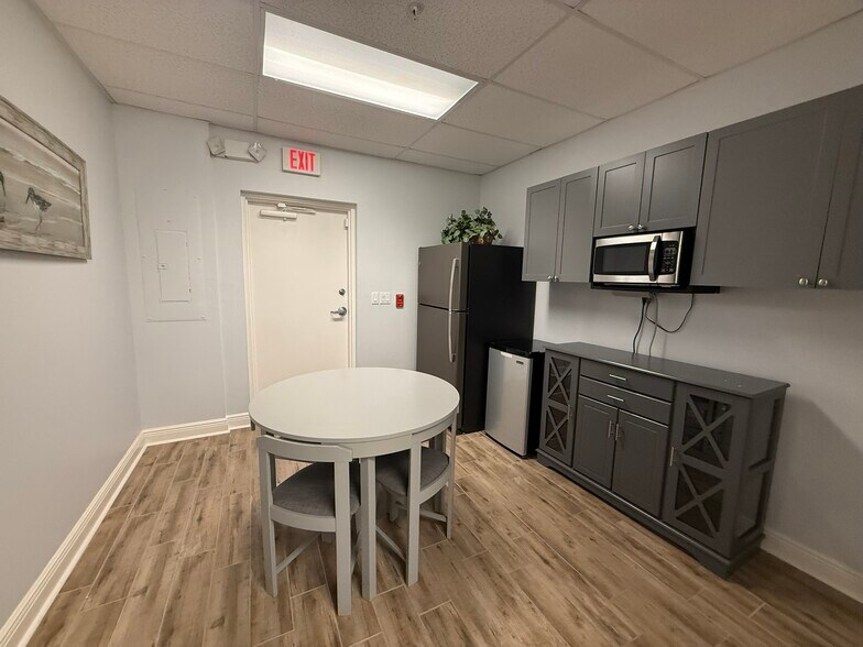 More Photos Of 28089 Vanderbilt Dr, Bonita Springs Office For Sale