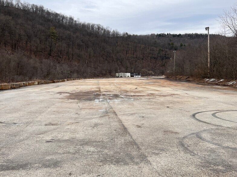 More Photos Of 1686 Tipple Rd, Karthaus Service For Sale