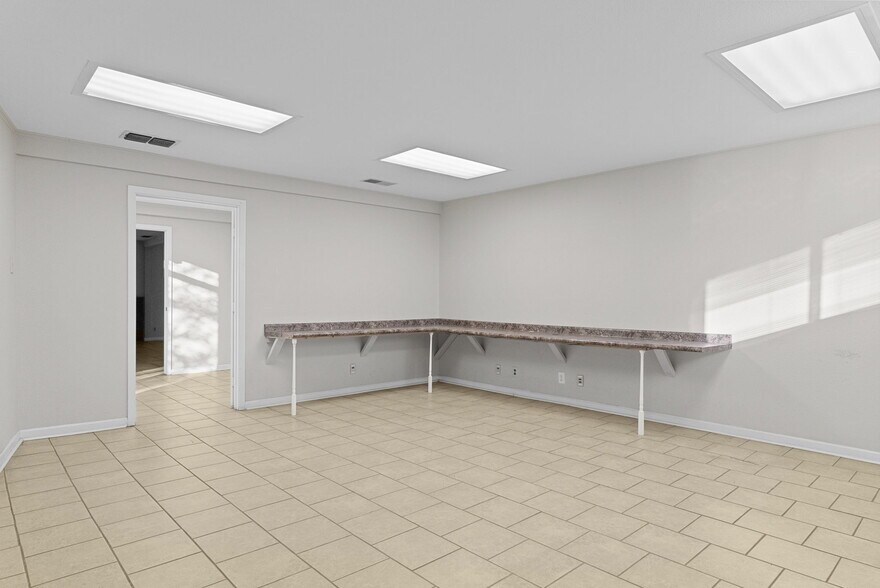 More Photos Of 3401 NNE Loop 323, Tyler Light Distribution For Sale