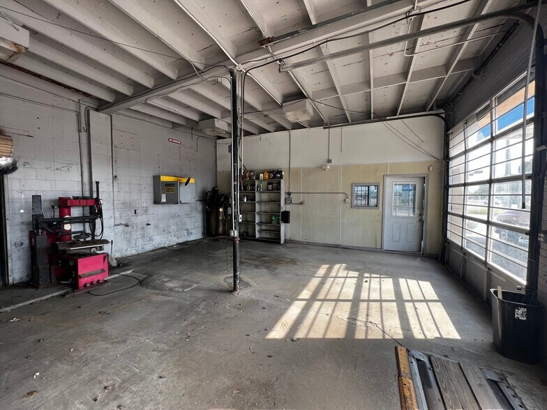 More Photos Of 1200 E Mulberry St, Angleton Auto Repair For Sale