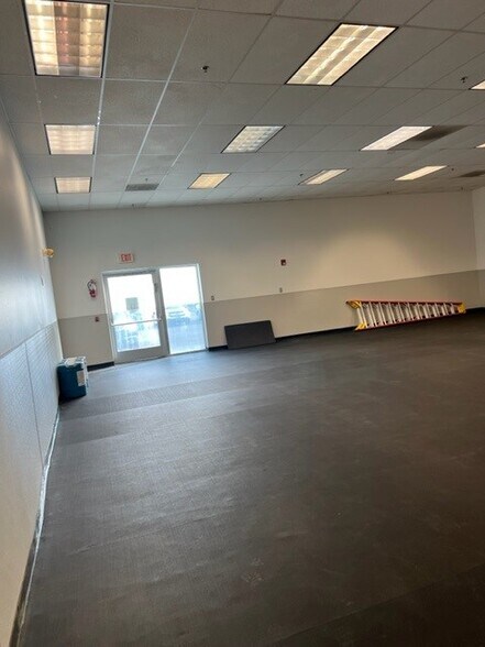 More Photos Of 6095 SE Tualatin Valley Hwy, Hillsboro Health Club For Lease