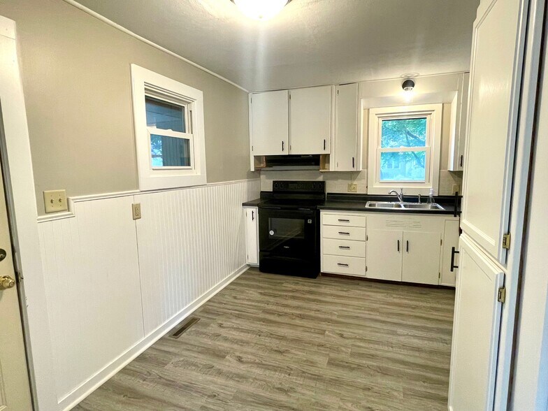 More Photos Of 844 Broadway St N, Menomonie Storefront Retail Residential For Sale