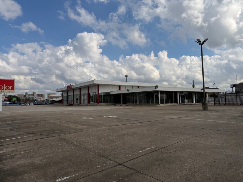 More Photos Of 8301 Beechnut St, Houston Freestanding For Lease