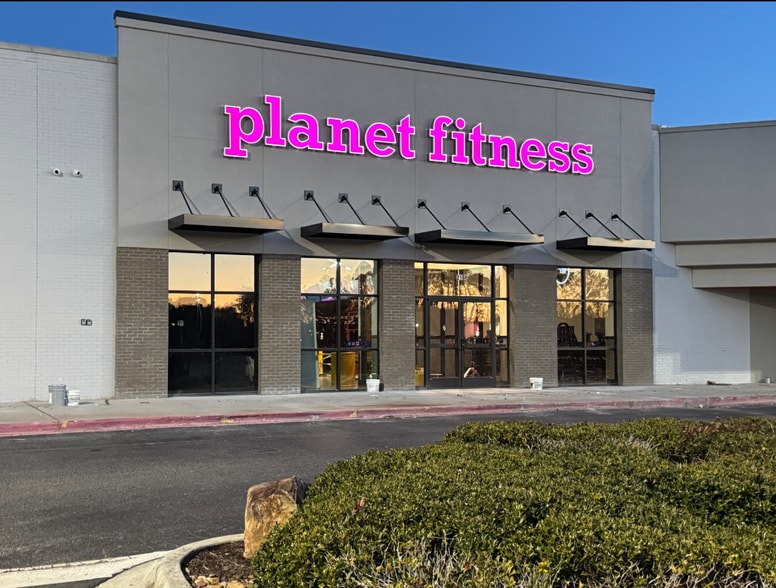 More Photos Of 216-230 Bullsboro Dr, Newnan Unknown For Lease