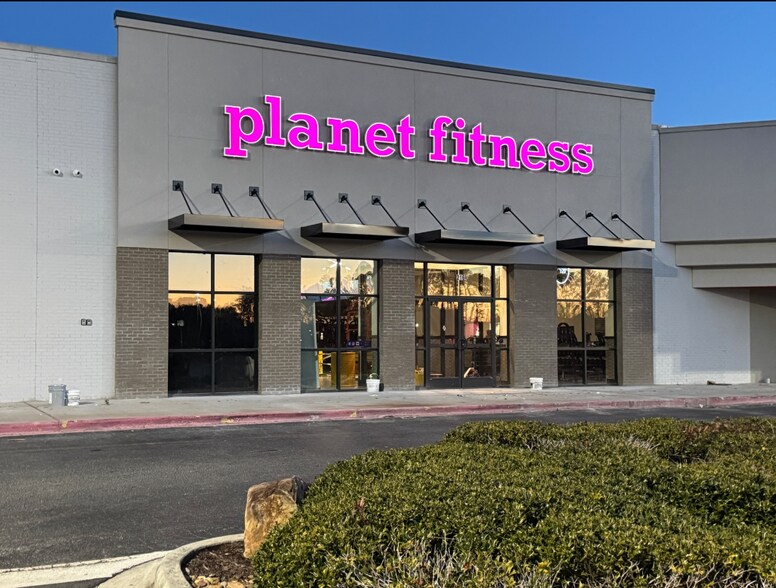 More Photos Of 216-230 Bullsboro Dr, Newnan Unknown For Lease