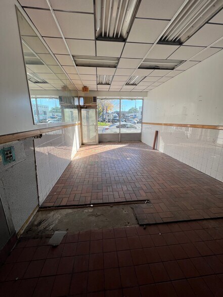 More Photos Of 391 Fulton St, Hempstead Unknown For Lease