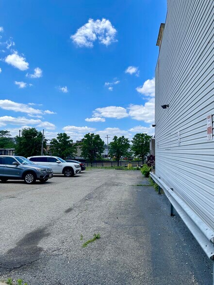 More Photos Of 2014-2016 Noble St, Swissvale Office For Sale