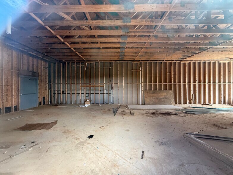 More Photos Of 415 Griffin St, Brandon Service Station For Lease
