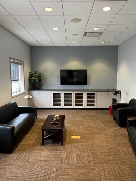 More Photos Of 620 Enterprise Dr, Oak Brook Light Distribution For Lease
