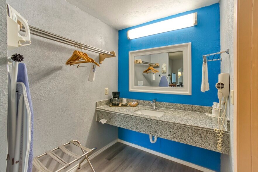 More Photos Of 2100 N Wheeler St, Jasper Hotel For Sale