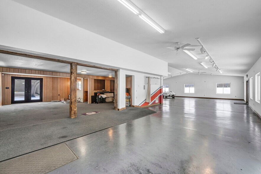 More Photos Of 4085 Herner County Line Rd, Southington Showroom For Sale