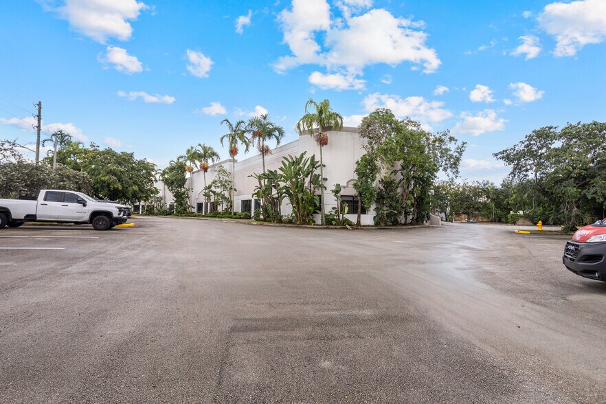 More Photos Of 10300-10380 NW 53rd St, Sunrise Distribution For Lease