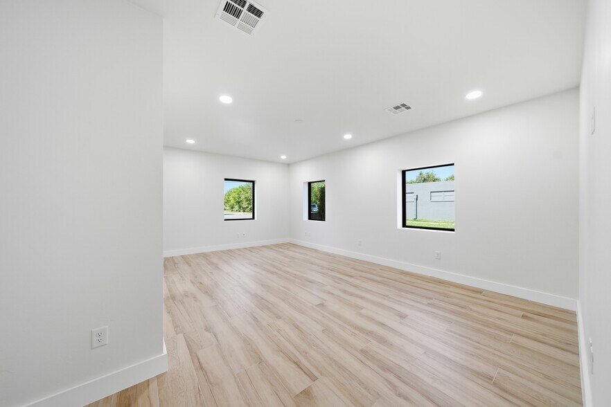 More Photos Of 1420 Linwood Blvd, Oklahoma City Office For Sale