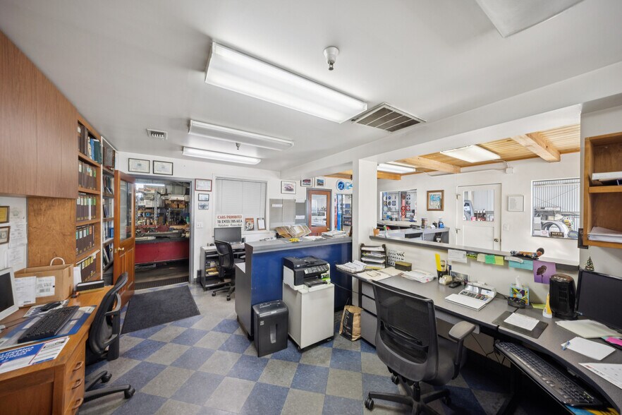 More Photos Of 25 Market St, San Rafael Service For Sale