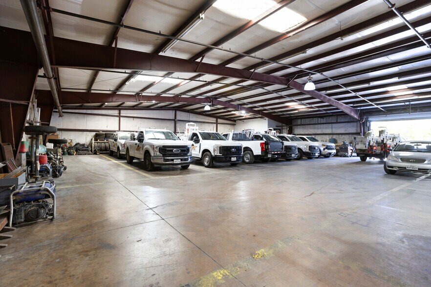 More Photos Of 913 N Belt Line Rd, Irving Distribution For Sale
