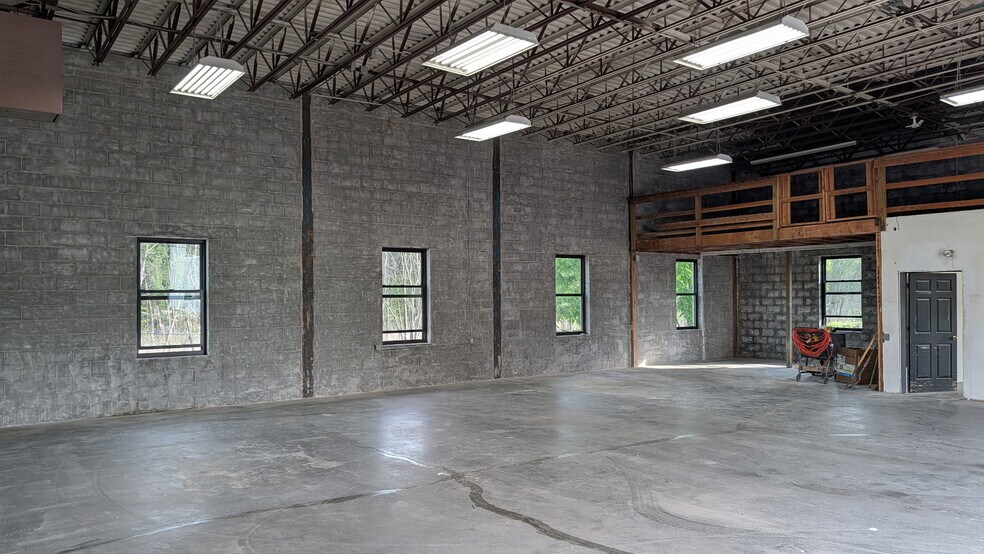 More Photos Of 57 Plainfield Ave, Bedford Hills Warehouse For Lease