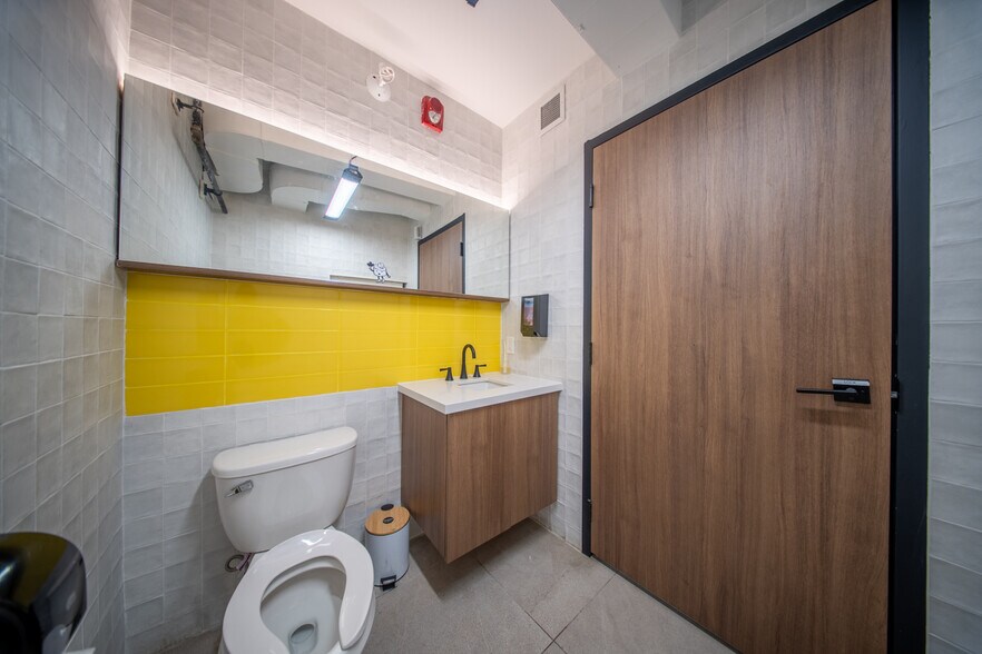 More Photos Of 31 Elm St, Toronto Storefront Retail Office For Sale