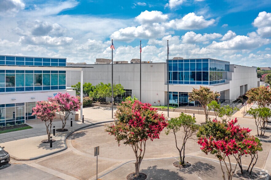 More Photos Of 1560 Cable Ranch Rd, San Antonio Flex For Sale