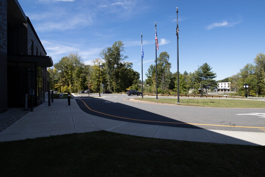 More Photos Of 11 Edgewater Cir, East Hampton Office For Lease