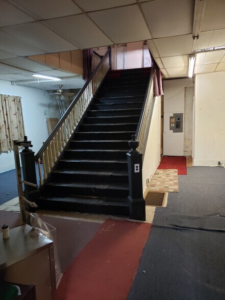 More Photos Of 4 N Washington St, Worthington Storefront Retail Residential For Lease
