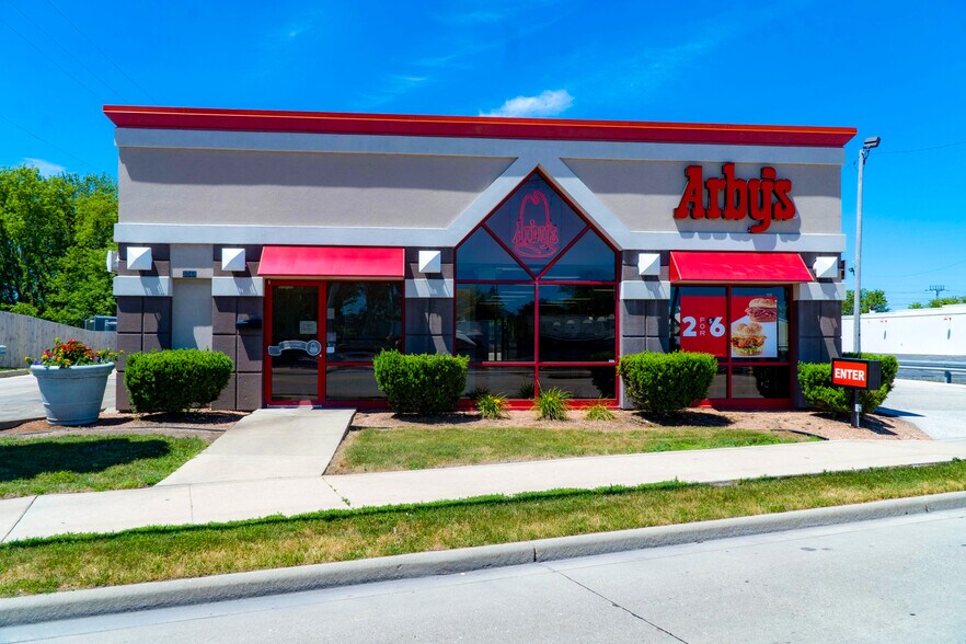 More Photos Of 3048 Douglas Ave, Racine Fast Food For Lease