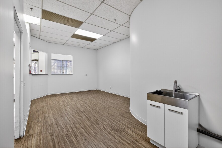 More Photos Of 439-441 E Hastings st, Vancouver Flex For Lease