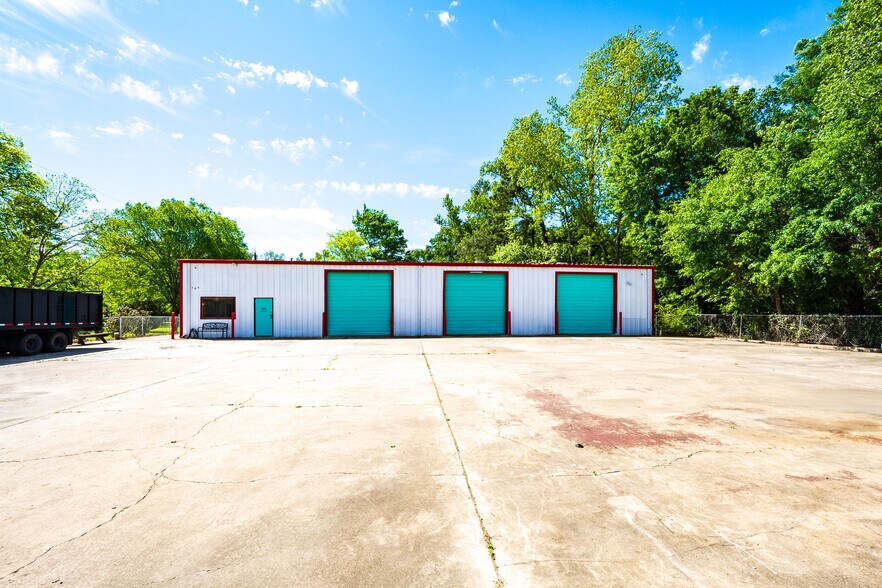 More Photos Of 910 E Church St, Livingston Service For Sale