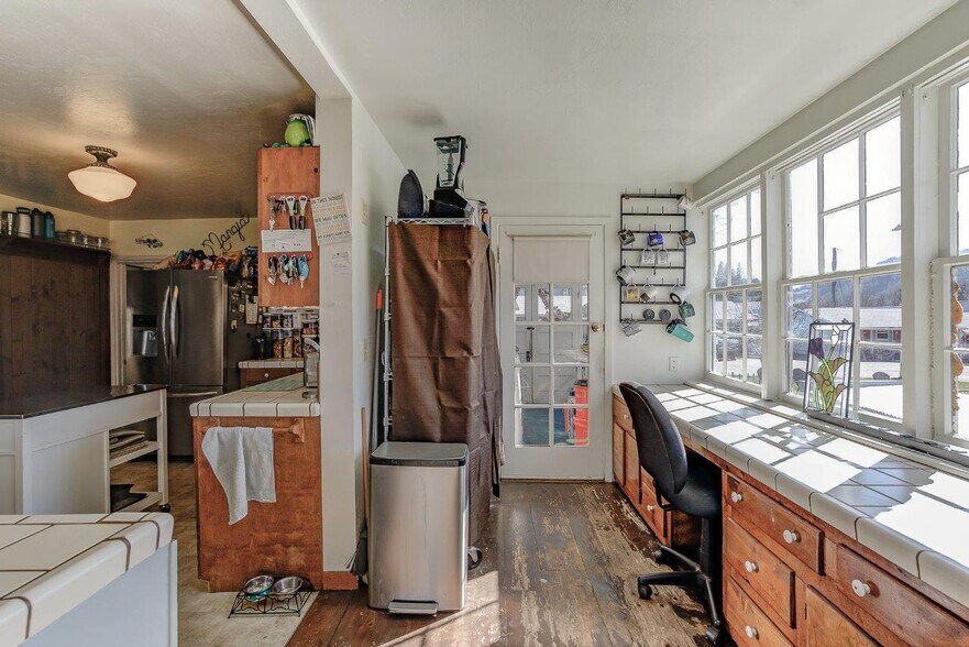 More Photos Of 718 Main St, Weaverville Hotel For Sale