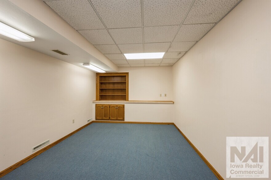 More Photos Of 100 E 1st St, Anamosa Specialty For Sale