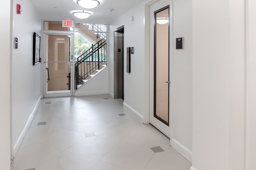 More Photos Of 324 Royal Palm Way, Palm Beach Office For Lease