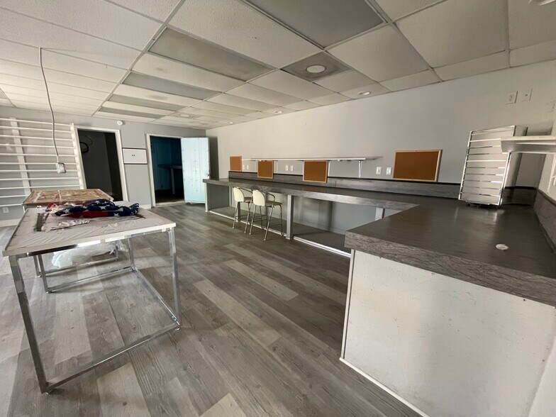 More Photos Of 405 Rusk St, Newton Storefront Retail Office For Sale