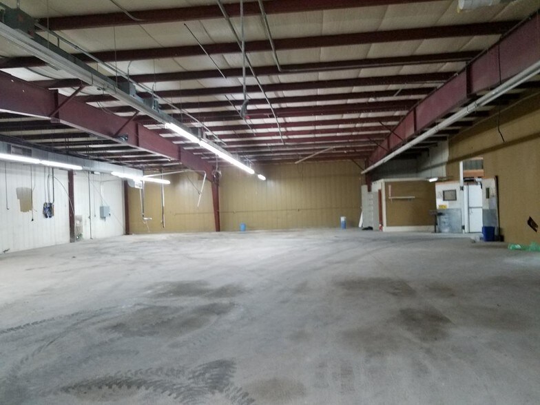 More Photos Of 726 E Gracia Ave, Marceline Warehouse For Lease