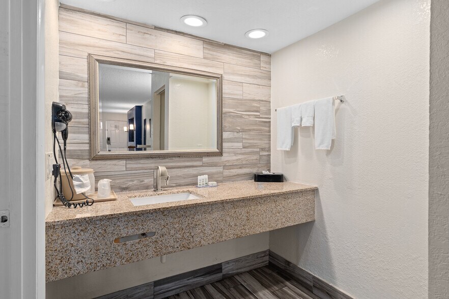 More Photos Of 3956 W Colonial Dr, Orlando Hotel For Sale