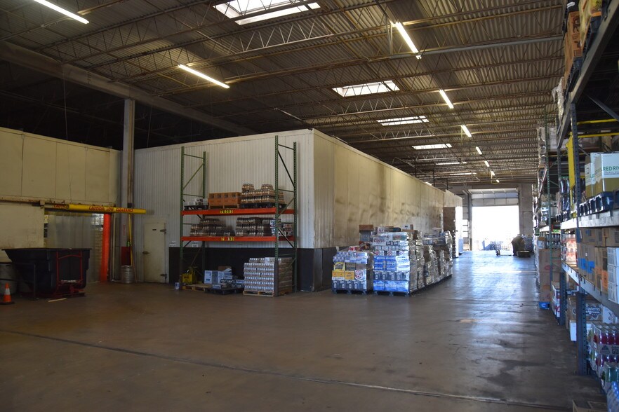 More Photos Of 100 N Church St, Palestine Distribution For Lease