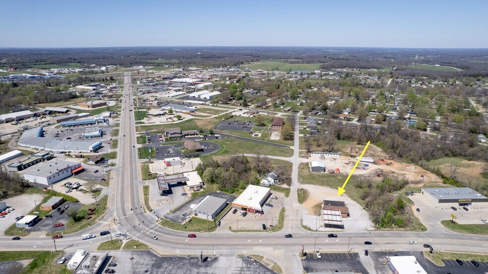 More Photos Of 845 W Washington St, Marshfield Auto Repair For Sale