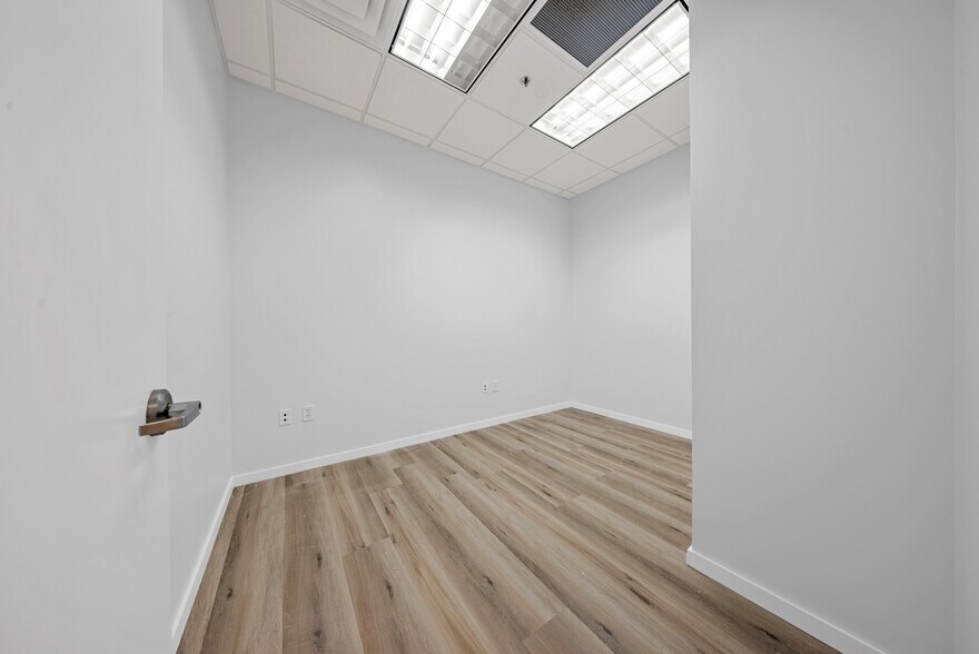 More Photos Of 882 S Kirkman Rd, Orlando Medical For Lease