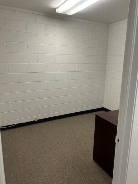 More Photos Of 685 Industrial Blvd, Delta Warehouse For Lease