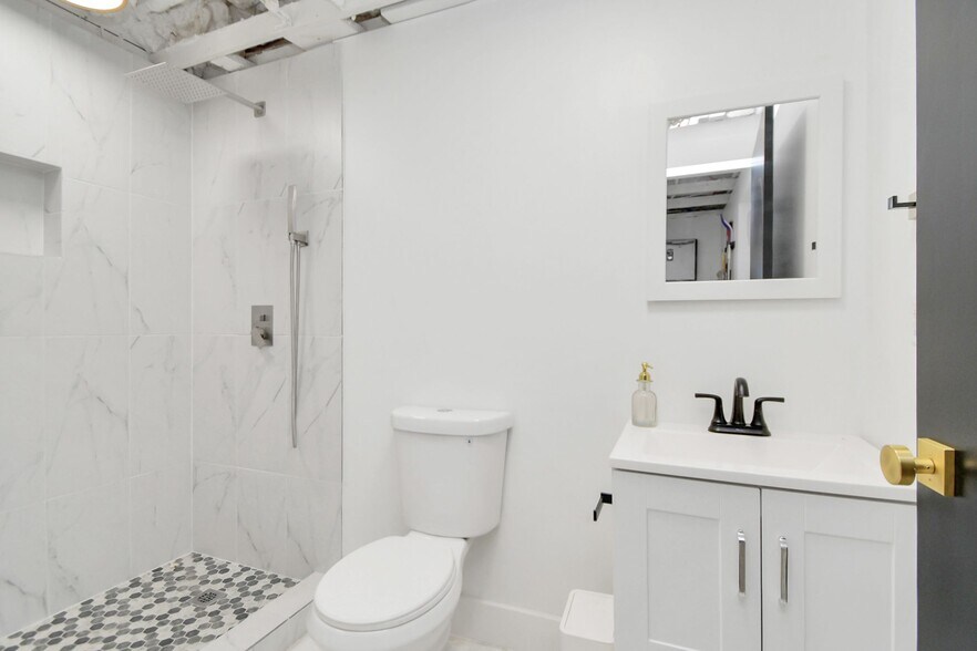 More Photos Of 11605 W Hardy Rd, Houston Storefront Retail Office For Sale