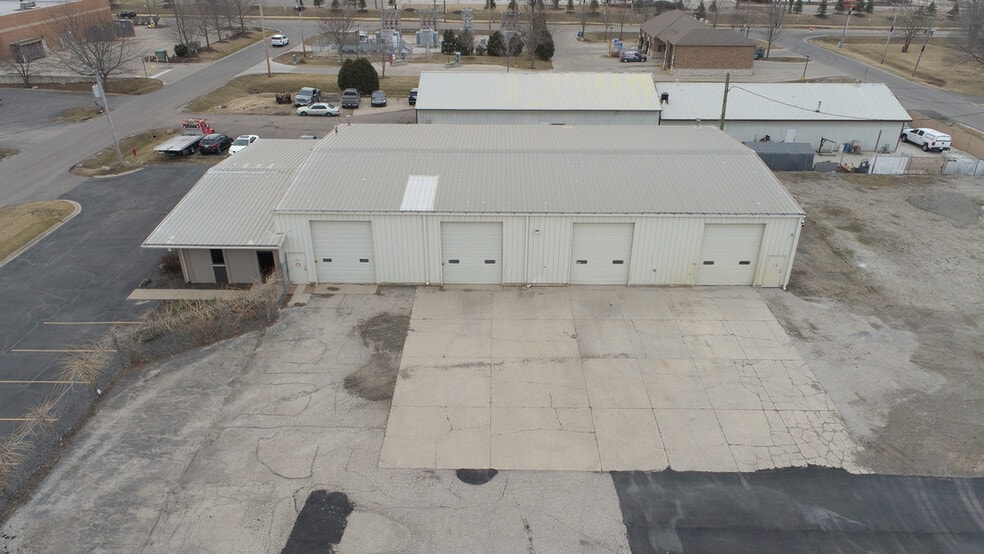 More Photos Of 2500 Westward Dr, Spring Grove Warehouse For Lease