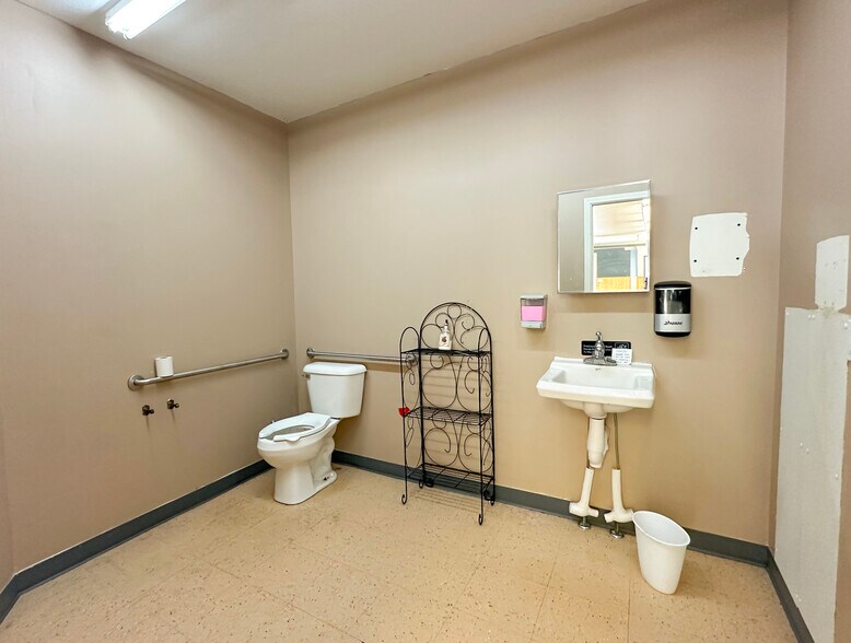 More Photos Of 210 2nd St, Lincoln Flex For Sale