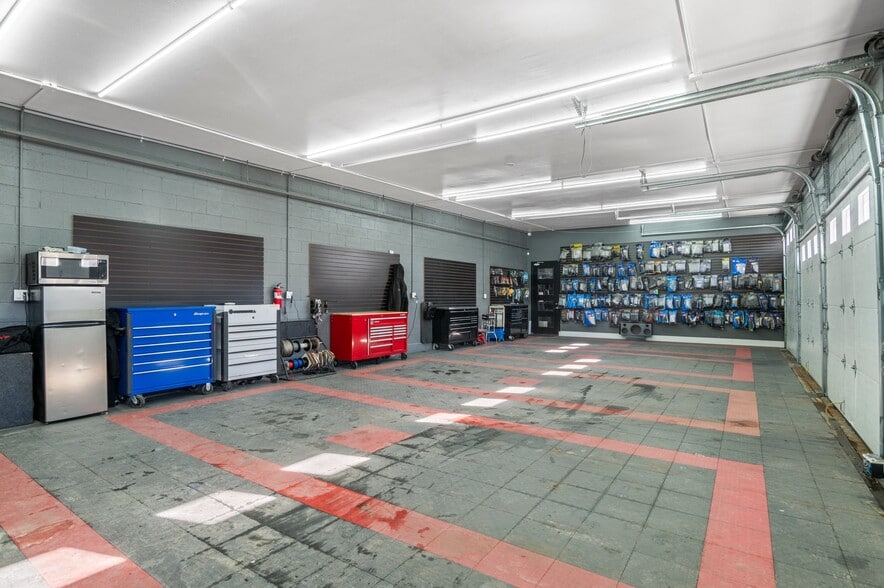 More Photos Of 1535 Chester St, Aurora Auto Repair For Sale