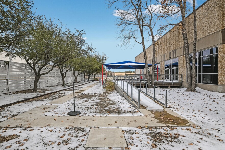 More Photos Of 10420 Metric Blvd, Austin Warehouse For Lease