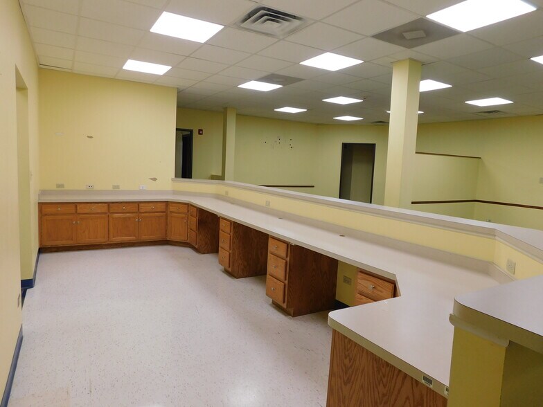 More Photos Of 700 W Jefferson St, Shorewood Office For Lease