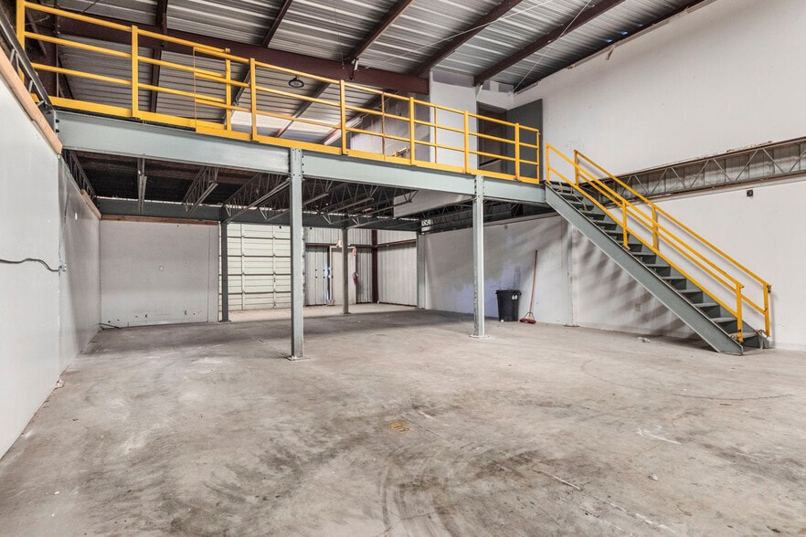 More Photos Of 49 Happy St, Killeen Warehouse For Lease