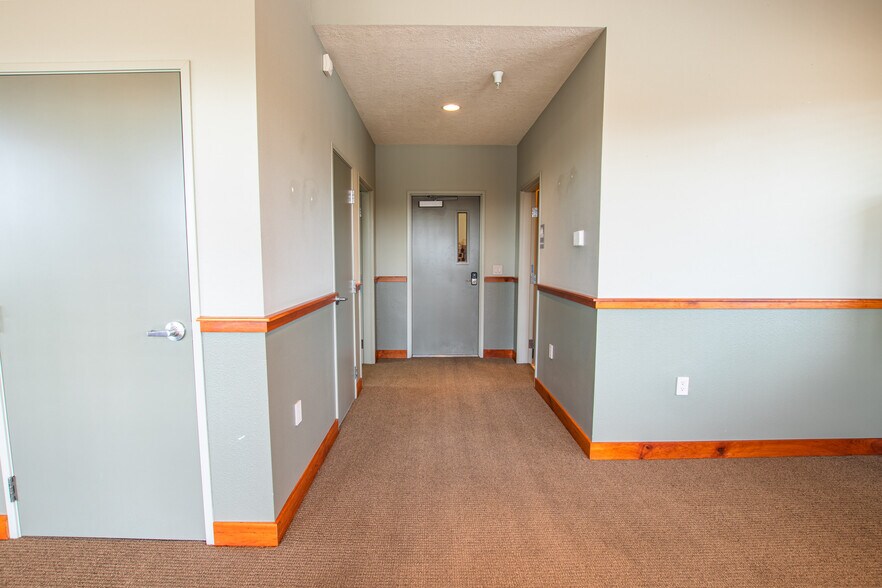 More Photos Of 692 N Aylor Ct, Sisters Warehouse For Lease