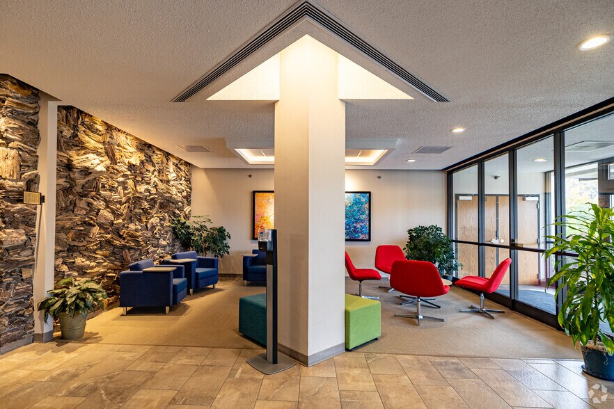 More Photos Of 250 S Executive Dr, Brookfield Office For Lease
